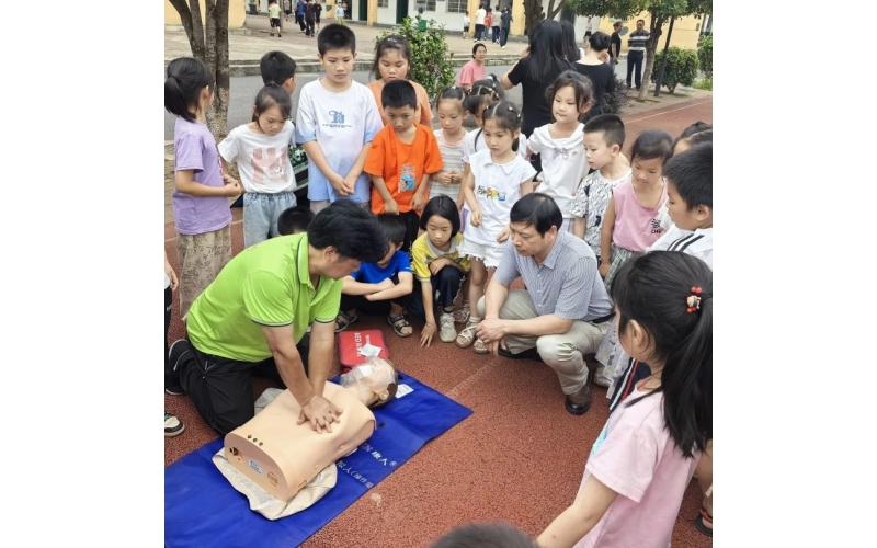 校社联动，筑牢青少年成长安全线