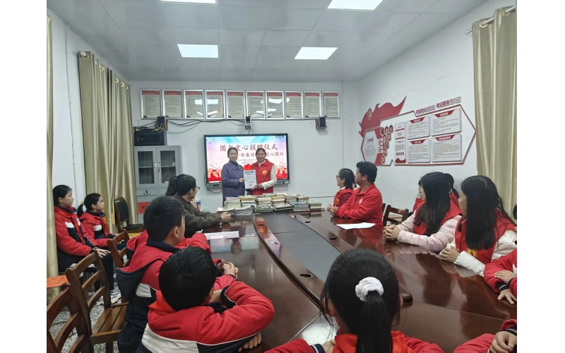 蚂蚁新闻-千册图书传爱心  书香致远润童心